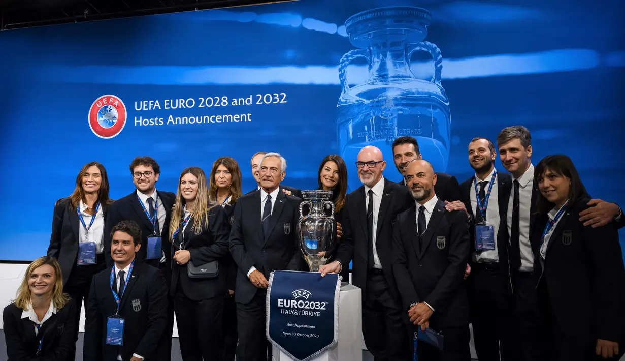 Sementara untuk tuan rumah Euro 2032, UEFA menunjuk Italia dan Turki. (Jean-Christophe Bott/Keystone via AP)