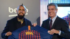 Pemain baru Barcelona, Arturo Vidal (kiri) berpose dengan Wakil Presiden Barcelona Jordi Mestre dalam presentasi resminya di Stadion Camp Nou, Barcelona, Spanyol, Senin (6/8). (Josep LAGO/AFP)