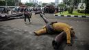 Aktivis Greenpeace saat menggelar aksi di depan Gedung DPR RI, Jakarta, Selasa (5/10/2021). Dalam aksinya, mereka membawa gurita raksasa sebagai simbol oligarki serta menyerukan kepada pemerintah agar serius mengatasi pandemi dan memberantas korupsi energi. (Liputan6.com/Faizal Fanani)