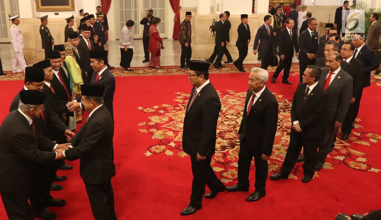 Presiden Joko Widodo dan Wapres Jusuf Kalla memberikan selamat kepada ahli waris dalam penganugerahan gelar Pahlawan Nasional di Istana Negara, Jakarta, Kakis (8/11). (Liputan6.com/Angga Yuniar)