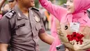 Yeni Inka tidak bisa menyembunyikan raut wajah bahagianya saat menemani sang suami naik pangkat. Yeni terlihat berseri-seri saat di samping Khrisna. Momen Yeni merapikan rambut sang suami pun curi perhatian. (Liputan6.com/IG/khrisnashakti)