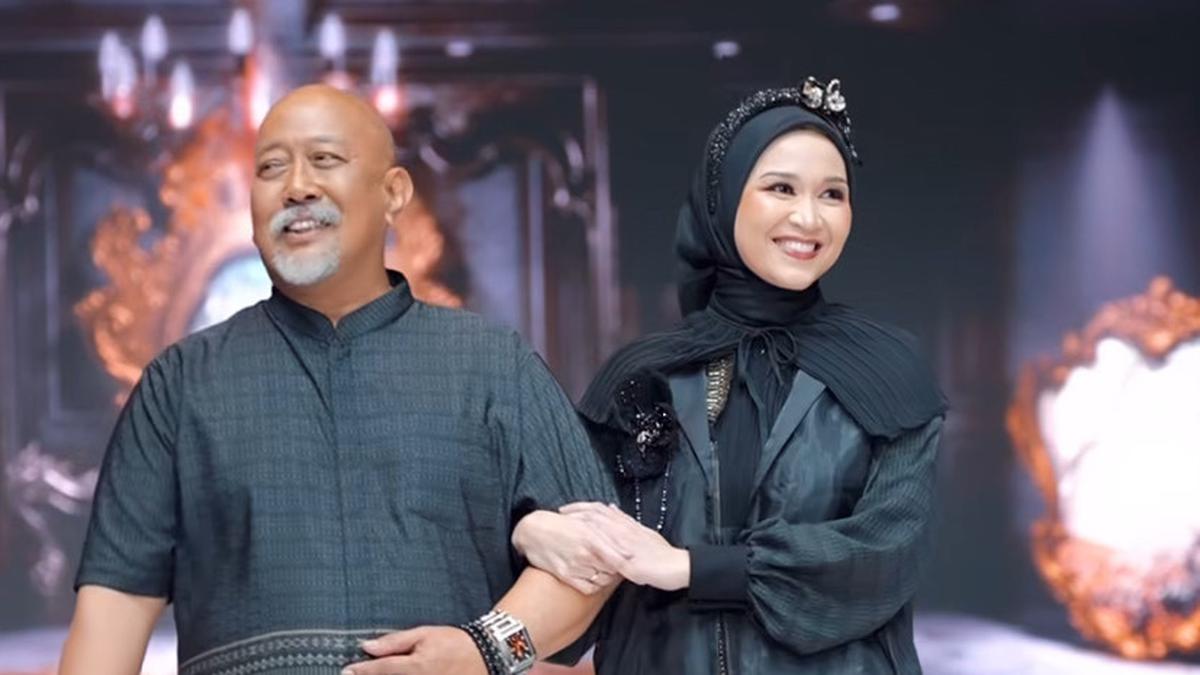 8 Gaya Couple Selebritis Kenakan Koleksi Ramadan Zaskia dan Shireen Sungkar, dari Indro Warkop Bersama Putrinya &amp; Indah Permatasari-Suami