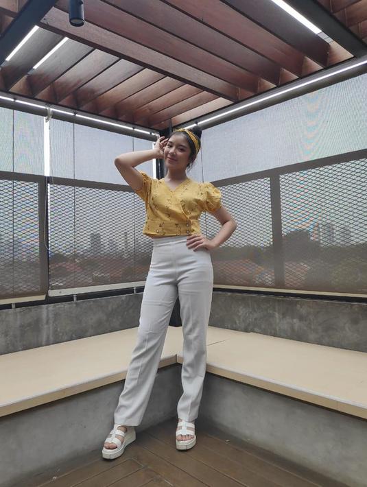 Penampilan Tiara yang menggunakan blouse berwarna kuning dan dipadukan dengan celana serta sepatu berwarna putih ini pun terlihat ceria. Ia pun hanya menambahkan sebuah bandana berwarna kuning sebagai aksesoris tambahan. (Liputan6.com/IG/@tiaraanugrahh)