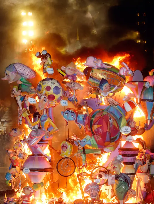 Boneka dan patung dibakar selama festival tradisional Fallas di Valencia, Spanyol, Selasa (19/3). Fallas dibakar di jalan-jalan Valencia sebagai penghormatan kepada St Joseph, santo pelindung tukang kayu. (AP/Alberto Saiz)