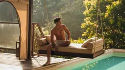 Richard Kyle memamerkan body goals-nya sambil berpose shirtless dalam photoshoot di sebuah villa mewah yang ada di Bali. (FOTO: instagram.com/claus_schmidtt/)