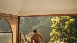 Richard Kyle memamerkan body goals-nya sambil berpose shirtless dalam photoshoot di sebuah villa mewah yang ada di Bali. (FOTO: instagram.com/claus_schmidtt/)