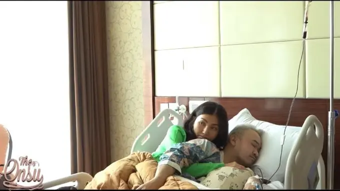 6 Momen Haru Sarwendah Rawat Ruben Onsu di Rumah Sakit, Peluk Hingga Menyisir Rambut