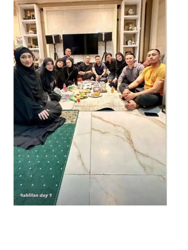 7 Potret Artis Datangi Rumah Duka untuk Tahlilan Stevie Agnecya, Tetap Tabah