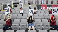 Maneken yang ternyata merupakan sex dolls dipasang di tribune stadion markas FC Seoul pada laga K League 1 (17/5/2020). (AP Photo)