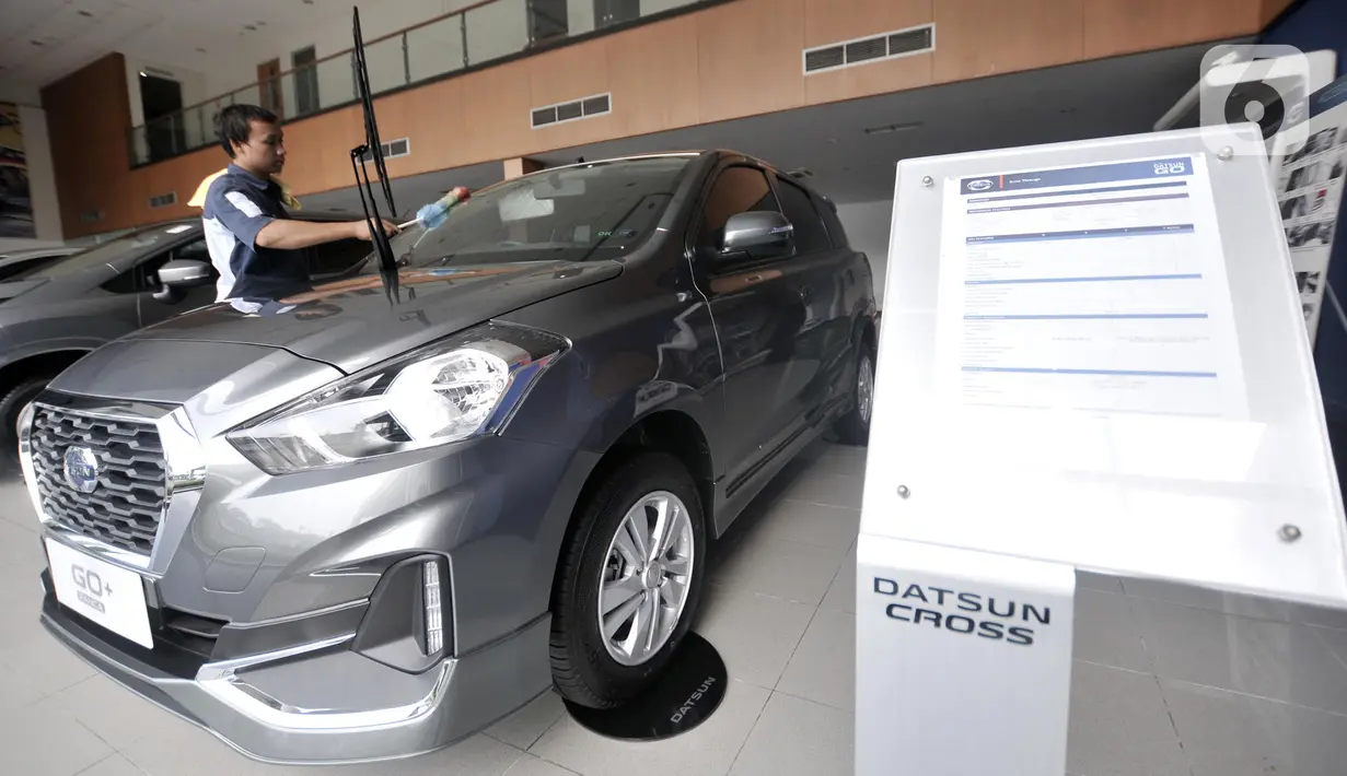 Pekerja membersihkan mobil Datsun Go+ Panca di Diler Nissan kawasan Pulogadung, Jakarta, Rabu (27/11/2019). Pabrik mobil Datsun akan dialihfungsikan untuk memproduksi mesin mobil jenis lain dan lebih fokus mengembangkan kendaraan listrik. (merdeka.com/Iqbal Nugroho)