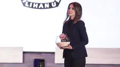 Penampilan presenter Ira Koesno saat menjadi moderator debat perdana Pilpres 2019 di Hotel Bidakara, Jakarta, Kamis (17/1). Penampilan Ira Koesna dalam memimpin debat perdana Pilpres 2019 mencuri perhatian netizen. (Liputan6.com/Faizal Fanani)