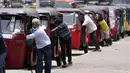 Pengemudi bajaj antre untuk membeli bahan bakar dekat sebuah SPBU di Kolombo, Sri Lanka, 13 April 2022. PM Sri Lanka mengatakan akan mendengarkan ide-ide pengunjuk rasa untuk menyelesaikan tantangan ekonomi, sosial, dan politik yang dihadapi negara. (AP Photo/Eranga Jayawardena)