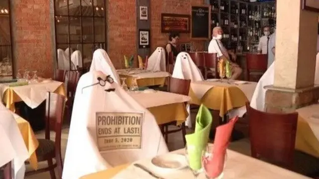 Restoran ini hadirkan 'hantu' untuk jaga jarak pelanggan