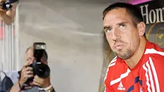 Gelandang Bayern Muenchen, Franck Ribery di bangku cadangan di laga Bundesliga antara Bayern Muenchen vs Werder Bremen pada 15 Agustus 2009. AFP PHOTO/JOERG KOCH