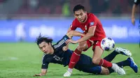 Pemain Timnas Indonesia, Rizky Ridho, berebut bola dengan pemain Jepang, Junya Ito pada Kualifikasi Piala Dunia 2026 Zona Asia di Stadion Gelora Bung Karno, Senayan, Jakarta, Jumat (15/11/2024) malam WIB. (Bola.com/Bagaskara Lazuardi)