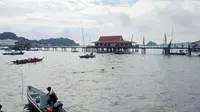 Lomba perahu tradisional di Belakang Panjang, Batam berlangsung di tengah hujan. Foto: liputan6.com/ajang nurdin&nbsp;