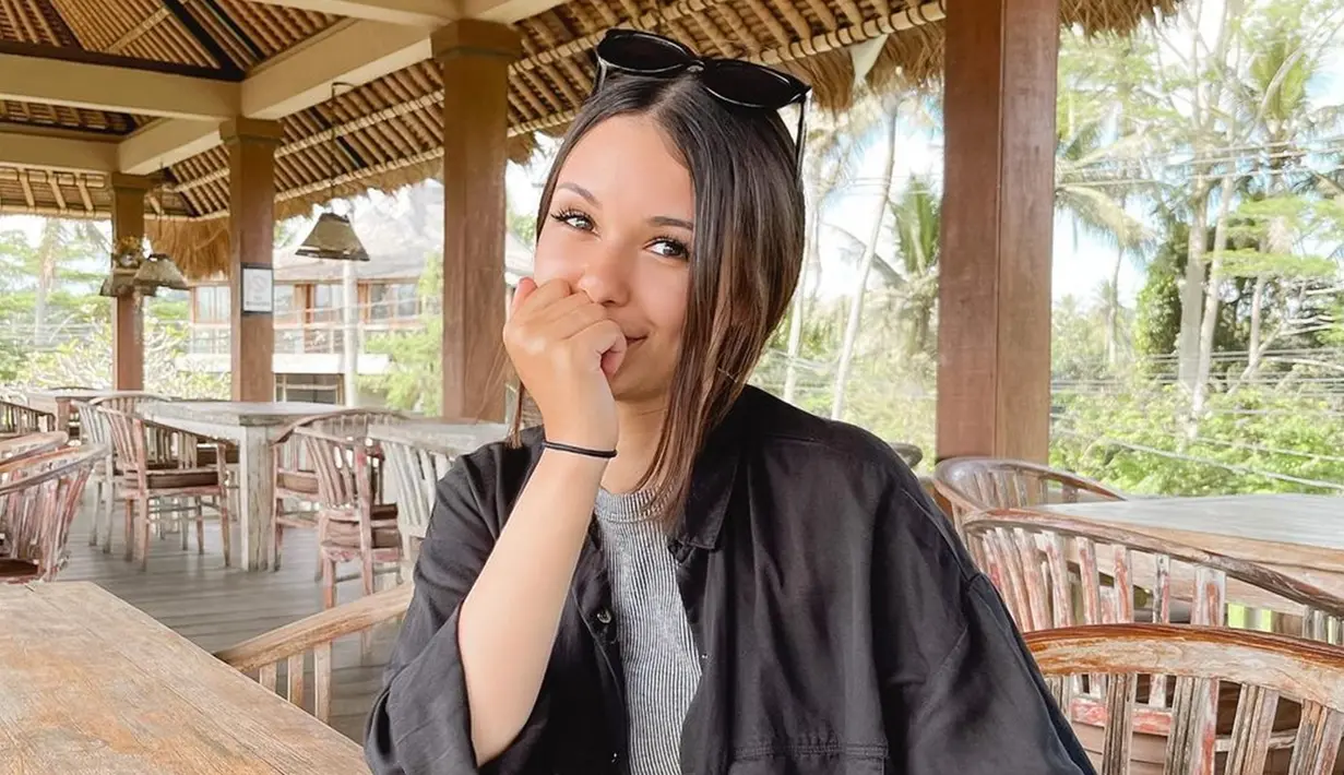 Rangkaian momen kebersamaan Stefan dengan wanita berparas bule itu diunggahnya pada malam tahun baru 2023. Video itu pun ramai jadi sorotan netizen. Mereka juga memuji penampilan Ria yang selalu stylish. Diketahui, Ria Andrews merupakan YouTuber dan travel blogger. (Liputan6.com/IG/@ria.travelwithmeri)