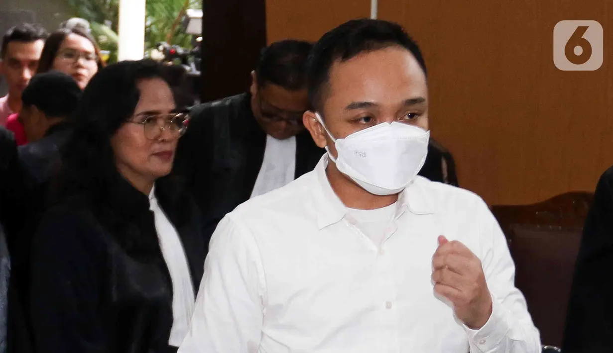 Terdakwa kasus pembunuhan Nofriansyah Yosua Hutabarat atau Brigadir J, Ricky Rizal usai menjalani sidang vonis di Pengadilan Negeri Jakarta Selatan, Selasa (14/2/2023). Majelis hakim menjatuhkan vonis 13 tahun penjara kepada Ricky Rizal. (Liputan6.com/Herman Zakharia)