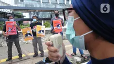 Aliansi Jurnalis Independen (AJI) menggelar aksi demo di depan Kejaksaan Agung, Jakarta, Rabu (1/12/2021). Mereka mendesak Jaksa menuntut maksimal Terdakwa pelaku penganiayaan Jurnalis Tempo Nurhadi di Surabaya yang terjadi pada 27 Maret 2021 lalu. (merdeka.com/Arie Basuki)