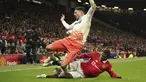 Bek Manchester United atau MU Tyrell Malacia berebut bola dengan gelandang West Ham United Pablo Fornals pada putaran kelima Piala FA di Old Trafford, Kamis (2/3/2023) dinihari WIB. MU berhasil lolos ke babak perempat final Piala FA. (AP Photo/Dave Thompson)