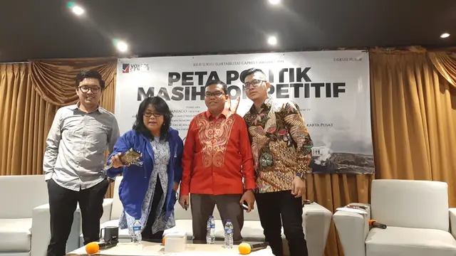 Voxpol Center Research and Consulting mirilis hasil survei elektabilitas para pasangan capres-cawapres 2019. (Liputan6.com/Yopi Makdori)