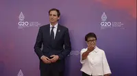 Menlu Retno Marsudi dan Menlu Belanda Wopke Hoekstra. Menlu Retno menyambut para Menlu di acara Foreign Ministers' Meeting di G20 Bali.