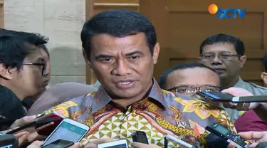 Diduga, naiknya harga disebabkan oleh meningkatnya permintaan warga untuk persiapan berbuka puasa.