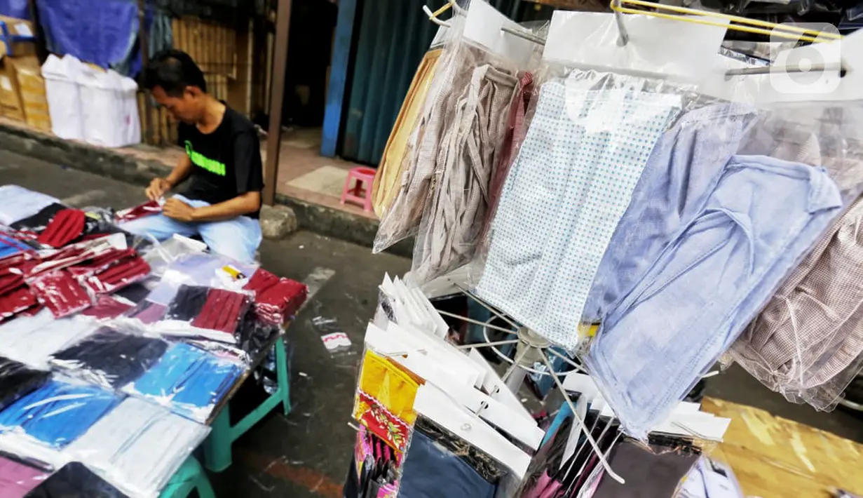 Pedagang menata masker berbahan kain di Pasar Pagi, Jakarta, Senin (6/4/2020). Meningkatnya permintaan akan masker kain ini juga dimanfaatkan oleh penjahit pakaian yang beralih untuk memproduksi dan menjual masker kain. (Liputan6.com/Fery Pradolo)