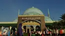 Suasana usai menjalankan Shalat gerhana di epan masjid Al-azhom Kota Tangerang, Rabu (9/3/2016). Salat gerhana tersebut diadakan sebagai ungkapan syukur atas kuasa Allah SWT. (Liputan6.com/Faisal R Syam)