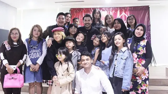 Buat Girlband Cilik, Ini 5 Momen Indra Bekti Bersama Anggota Kazumi