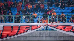 Suporter cilik Persija Jakarta menarik sepanduk saat laga lanjutan BRI Liga 1 2023/2024 antara Persija Jakarta melawan Barito Putera di Stadion Patriot Candrabhaga, Bekasi, Sabtu (07/10/2023). (Bola.com/Bagaskara Lazuardi)