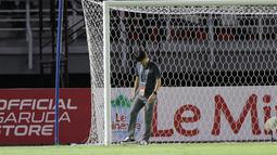 Pertama, Shin Tae-yong tampak memeriksa kedua gawang yang akan digunakan Cahya Supriadi sebagai benteng tearkhir Timnas Indonesia U-20. (Bola.com/Ikhwan Yanuar)