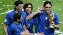 Pemain bernomor punggung 21 tersebut menjadi andalan timnas Italia pada periode 2002 hingga 2015. Sang pemain memperkuat Gli Azzurri dalam 117 pertandingan dengan koleksi 13 gol dan 23 assist. (AFP/ Daniel Garcia)