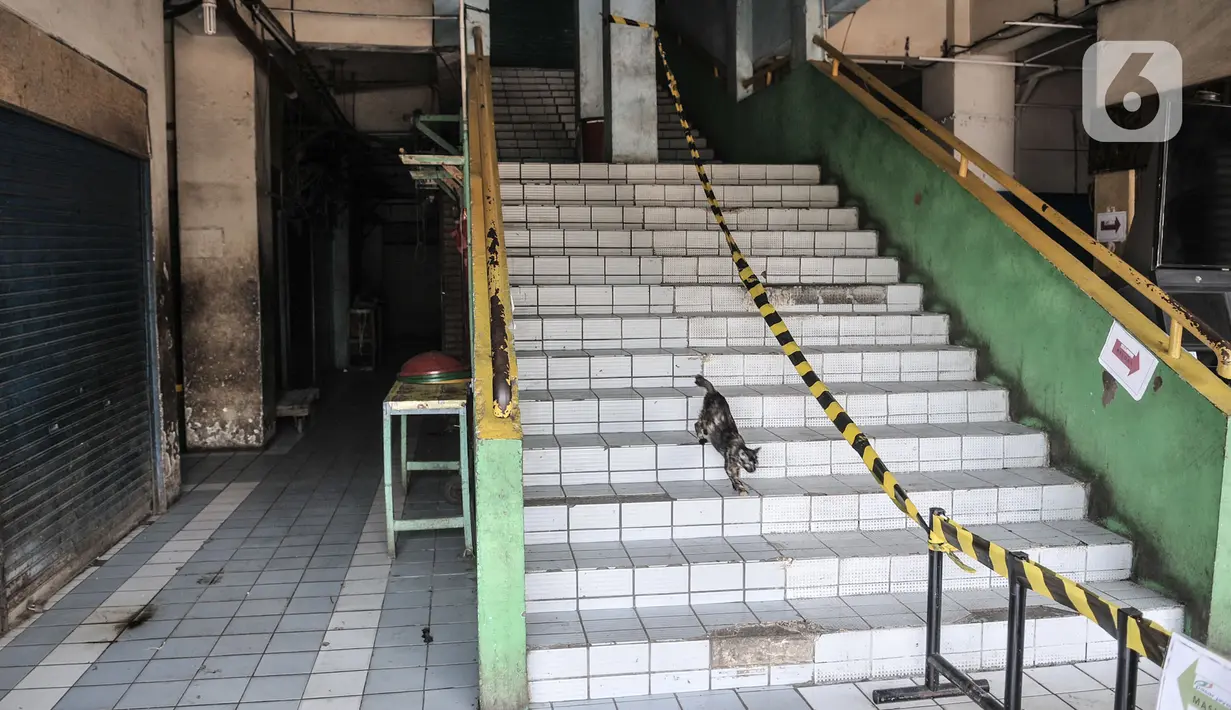 Suasana kios pedagang di Pasar Pulogadung, Jakarta, yang tutup sementera, Senin (29/6/2020). Perumda Pasar Jaya menutup sementara Pasar Pulogadung selama tiga hari hingga 27 Juni 2020 setelah ditemukannya satu orang pedagang positif Covid-19 berdasarkan hasil Swab Test. (merdeka.com/Iqbal S Nugroho)