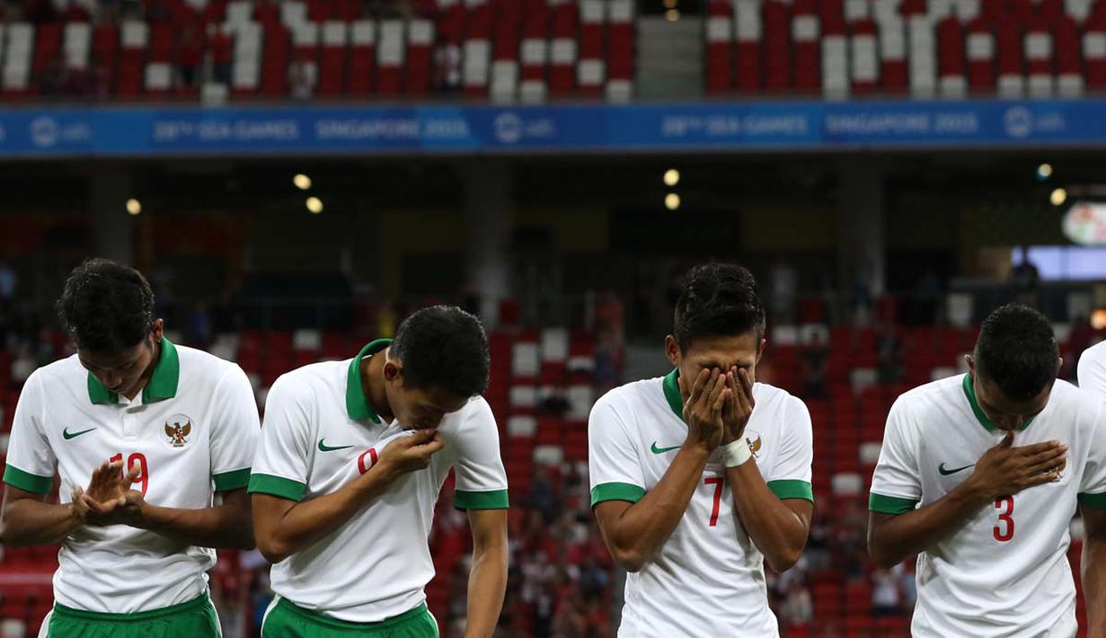 Ekspresi pemain Indonesia U-23 sebelum pertandingan melawan Vietnam U-23. (Bola.com/Arief Bagus)