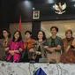 Pansel KPK berpose bersama usai mengumumkan para calon yang mendaftar menjadi pimpinan KPK, Jakarta, Sabtu (4/7/2015). Pansel KPK mengumumankan sebanyak 194 pendaftar yang lolos seleksi tahap awal. (Liputan6.com/Herman Zakharia)