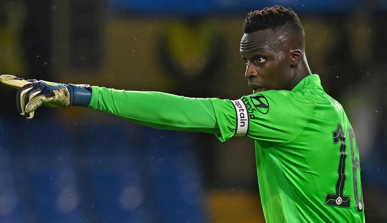 Edouard Mendy. Kiper Chelsea berusia 29 tahun ini baru saja terpilih sebagai kiper terbaik di Liga Champions musim lalu. Gawang Chesea kemungkinan akan mendapat banyak gempuran di Anfield, sehingga The Blues butuh aksi-aksi gemilang untuk mengamankan gawangnya. (Foto: AFP/Glyn Kirk)