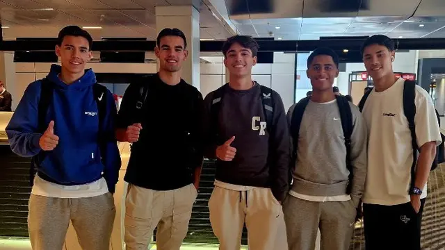 Jens Raven bersama empat pemain keturunan Indonesia.