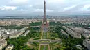 Foto udara dari lukisan raksasa "Beyond Walls" karya seniman jalanan Prancis, Saype, yang terbentang di halaman Champs de Mars, depan Menara Eiffel di Paris, 13 Juni 2019. Karya berukuran 600 meter itu bentuk dukungan kepada organisasi amal penyelamat migran, SOS Mediterranee. (Eric FEFERBERG/AFP)