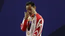 Lifter Suratman menangis saat naik podium usai mendapatkan medali perunggu SEA Games 2019 cabang angkat besi nomor 55 kg di Stadion Rizal Memorial, Manila, Minggu (1/12). Dirinya meraih perak dengan total angkatan 250 kg. (Bola.com/M Iqbal Ichsan)