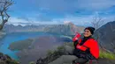 Host Jejak Petualang ini juga pernah mendaki gunung Rinjani di Lombok. Momen Medina menikmati pemandangan dari puncak Rinjani ini curi perhatian. Momen Medina bersantai di puncak Rinjani ini berhasil tuai atensi. (Liputan6.com/IG/medinakamil)