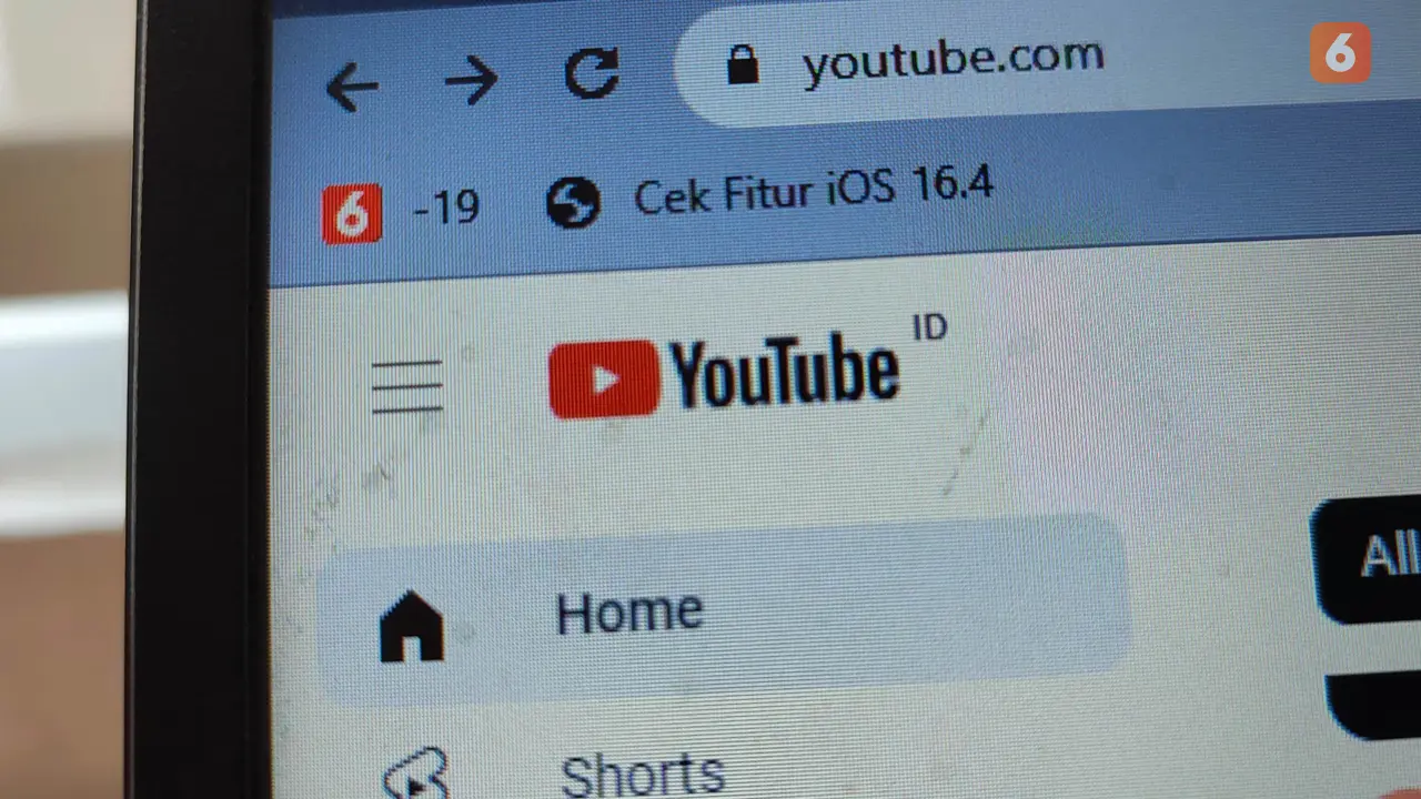 Ilustrasi tampilan YouTube di laptop (Liputan6.com/Giovani Dio Prasasti)