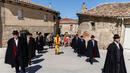 Seorang pria berkostum setan tiba untuk  festival El Colacho di desa Castrillo de Murcia, Spanyol, Minggu (18/6). Festival melompati bayi (El Colacho) ini bermakna untuk membersihkan bayi berusia hingga satu tahun dari roh-roh jahat. (CESAR MANSO/AFP)