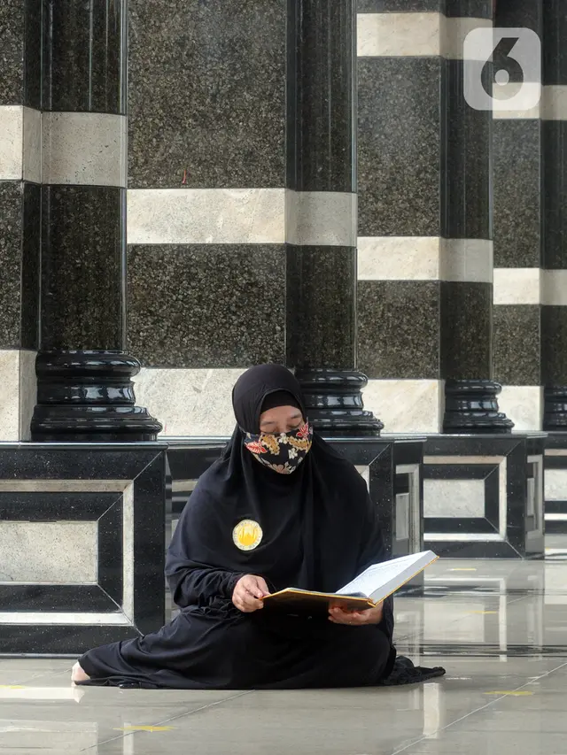 FOTO: Memperbanyak Ibadah Selama Ramadhan di Masjid Kubah Emas