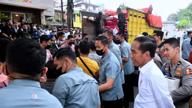 Presiden Joko Widodo atau Jokowi membagikan bantuan sembako hingga hampers untuk masyarakat di Jalan Otista, Kota Bogor, Provinsi Jawa Barat, Jumat (14/4/2023).