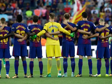 Pemain Barcelona mengheningkan cipta sebelum melakoni laga pekan pertama Liga Spanyol melawan Real Betis di Stadion Camp Nou, Minggu (20/8). Aksi tersebut sebagai bentuk duka cita atas serangan teror di pusat Kota Barcelona. (AP Photo/Manu Fernandez)