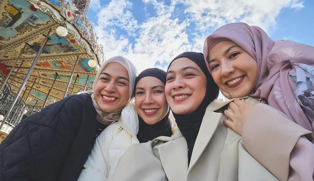 Melalui media soial, masing-masing pun mengunggah momen bersama yang memperlihatkan kedekatan satu sama lain. Keempatnya pun tampak asyik berlibur bersama tanpa pasangan serta anak. (Liputan6.com/IG/@ninazatulini22)