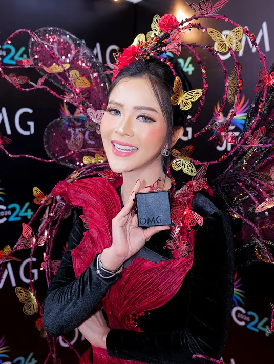 Wajah Bella Bonita tampil cantik dengan bold makeup bernuansa pinkish. Dipadu dengan winged liner yang bikin tatapannya terlihat makin dramatis [OMG]