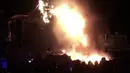 Api yang melahap panggung konser selama festival musik elektronik "Tomorrowland" di Barcelona, Spanyol, (29/7). Ribuan pengunjung terpaksa dievakuasi akibat kejadian tersebut. (David Belmonte via AP)