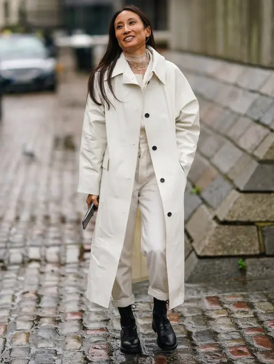 Outerwear juga bisa menjadi kunci untuk membuat outfit serba putihmu terlihat lebih menarik. Tambahkan coat atau long coat dan kamu siap pergi. Foto: Purewow.